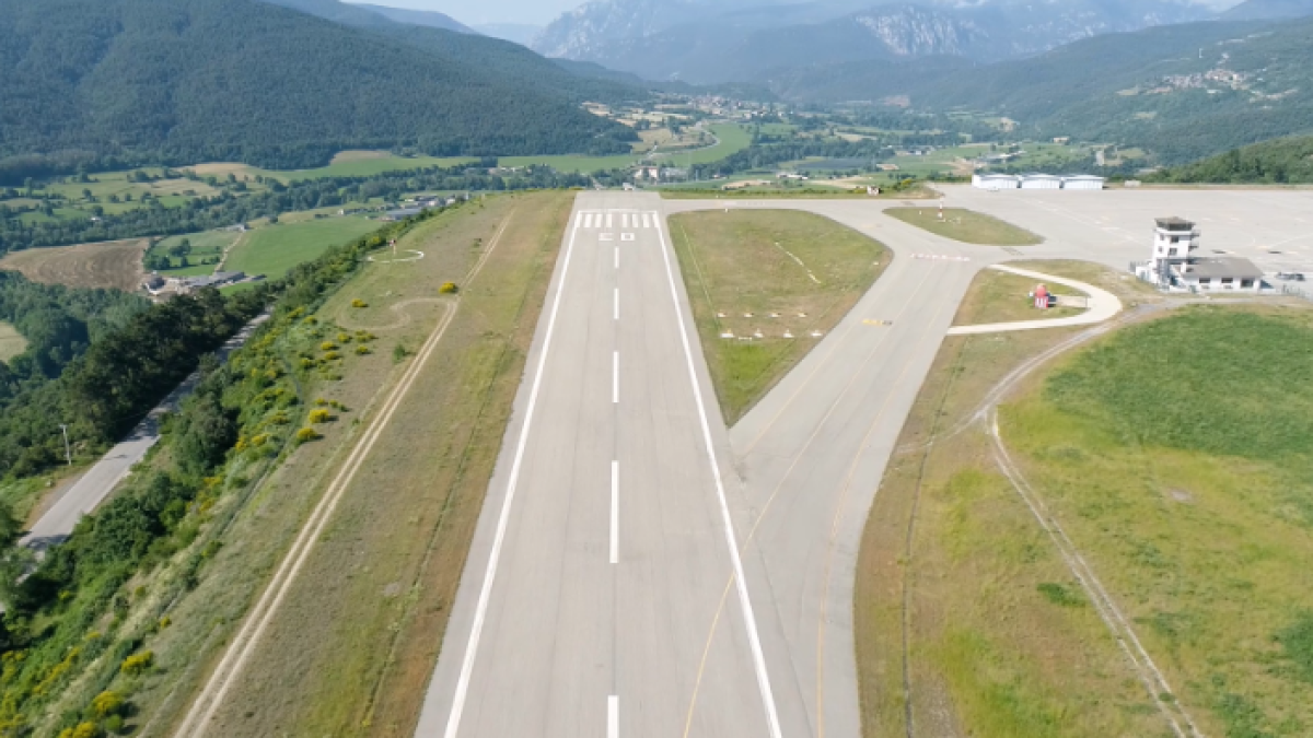Vista aèria de l'aeroport d'Andorra - la Seu d'Urgell
