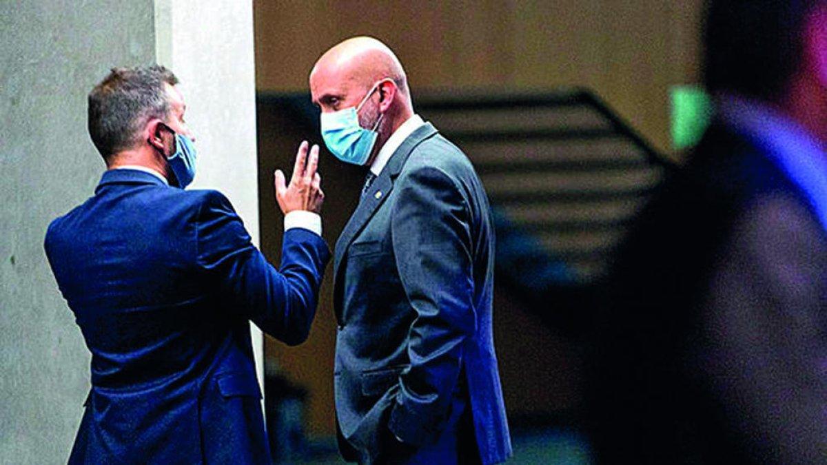 El ministre Benazet conversa amb el conseller del PS, Pere López.
