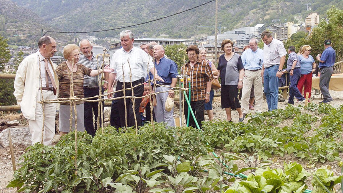 La inauguració dels horts per a padrins d'Encamp l'any 2006