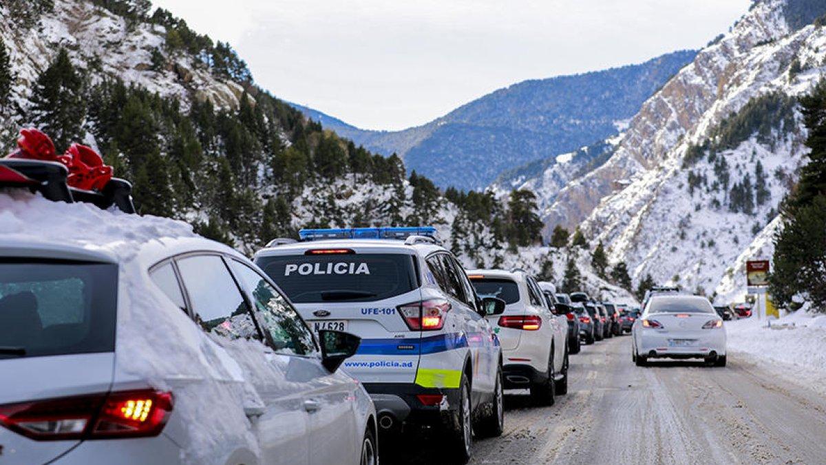 Cues de vehicles durant el pont.