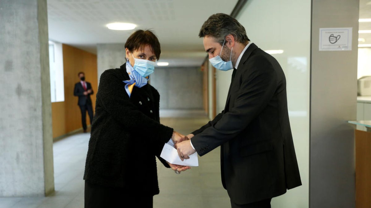 Roser Suñé i Eric Jover a l'acte d'entrega.
