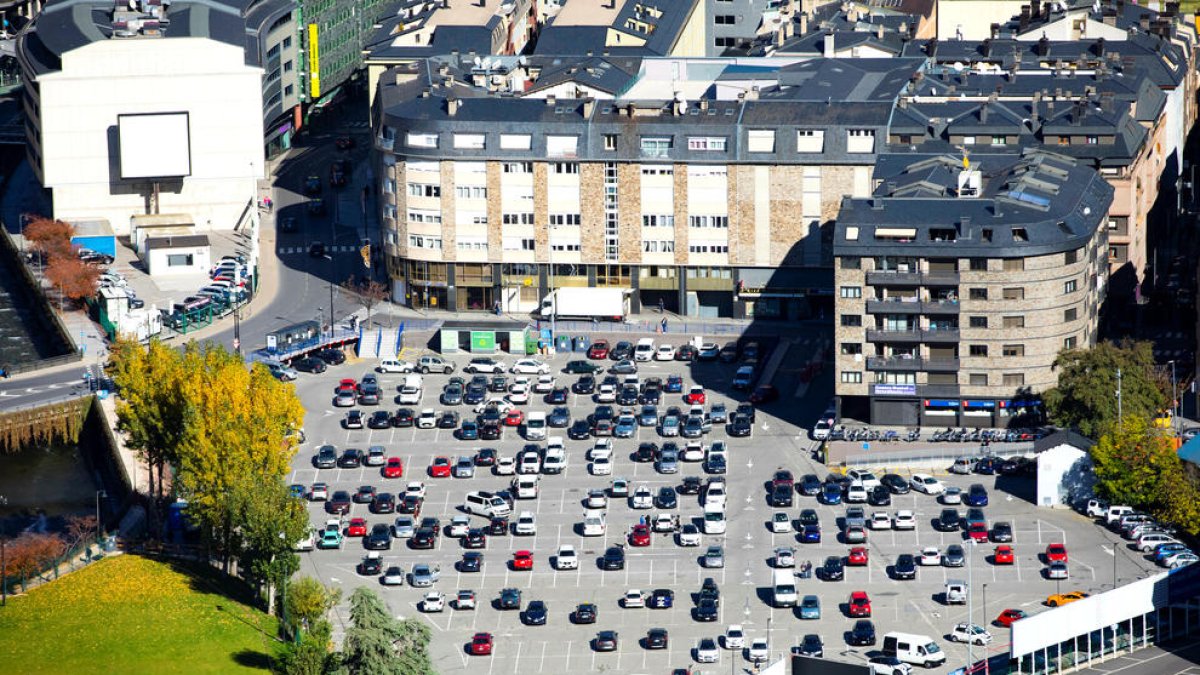 Vista aèria de l'aparcament del Parc Central.