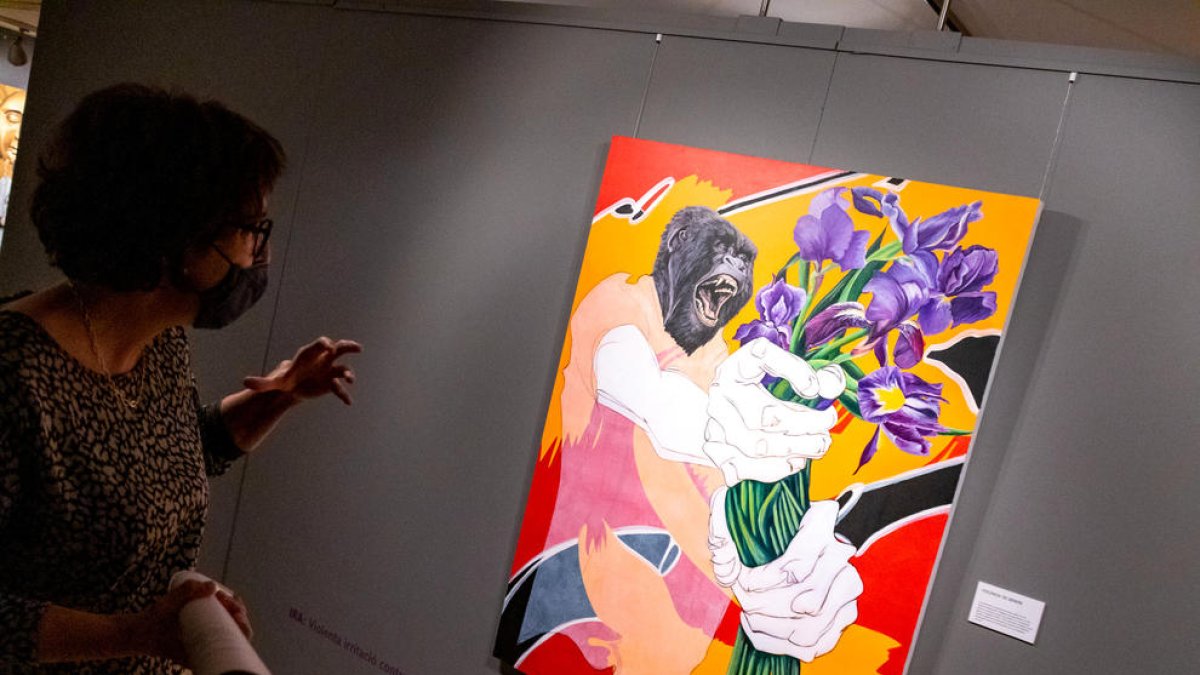 L'artista andorrana amb una de les obres.