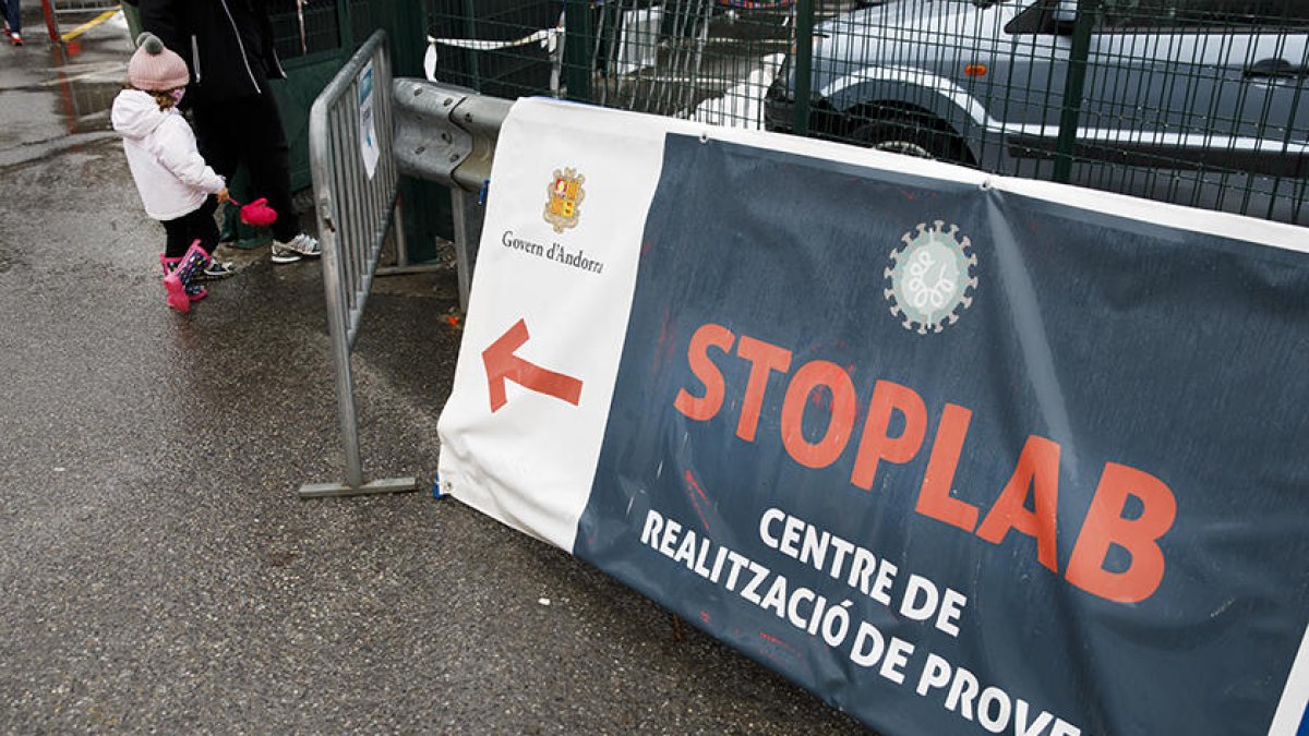 Una nena aquest matí a l'stoplab de la plaça de braus