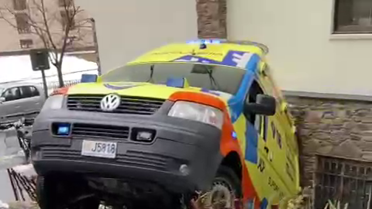 Una ambulància accidentada a Andorra la Vella