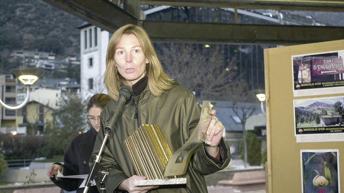 La ministra Olga Adellach recollint el primer Totxo d'or.