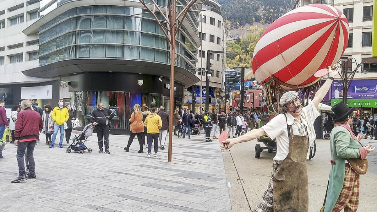 El zepelí va acompanyar menuts i grans pels carrers de la capital.