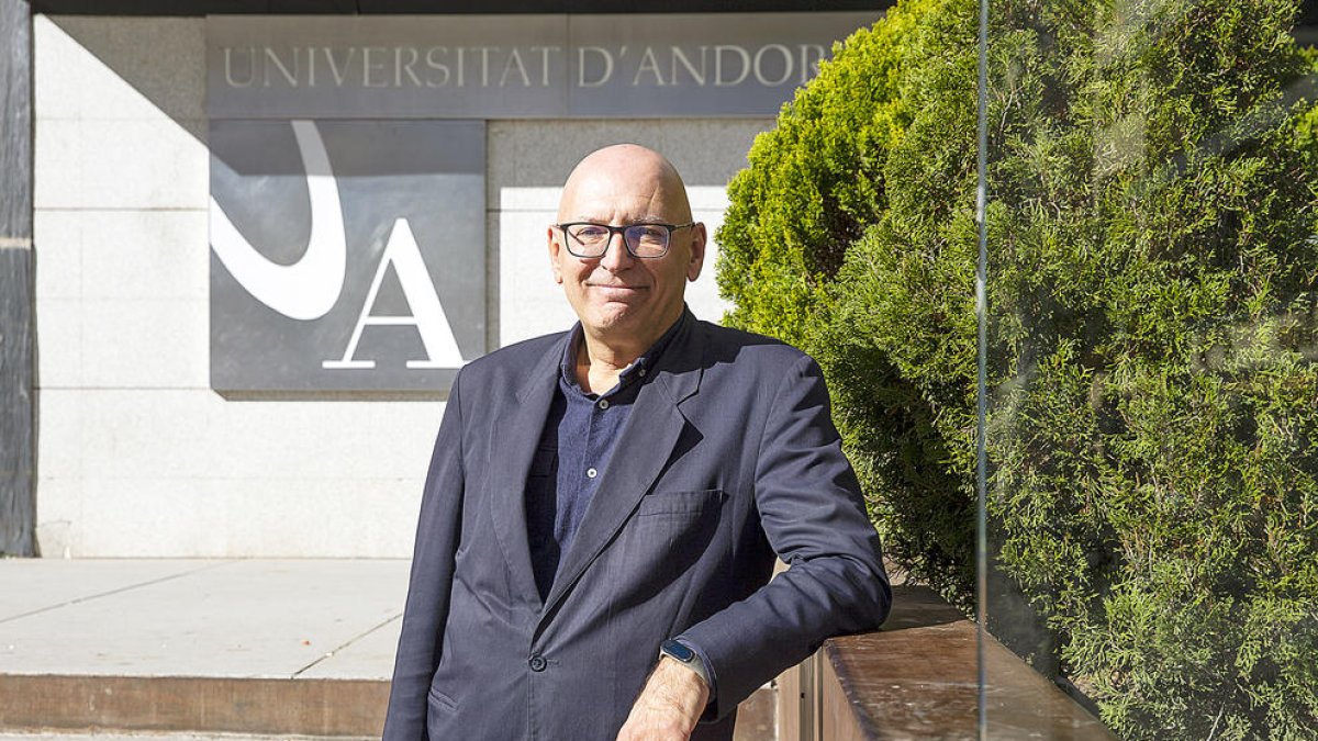 Nicolau posa per a l'entrevista a la plaça de la Universitat d'Andorra, a Sant Julià.