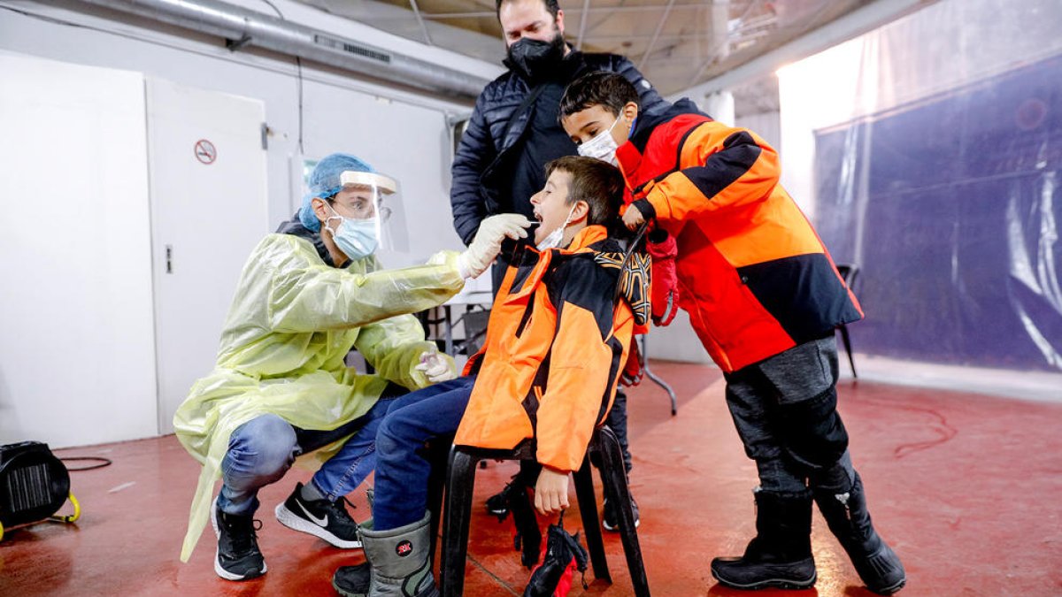 Un infant se sotmet a un cribratge a l'stoplab de la plaça de Braus.