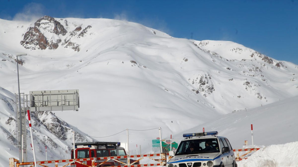 Bombers i policia d'Andorra en un tram tallat de l'RN20.