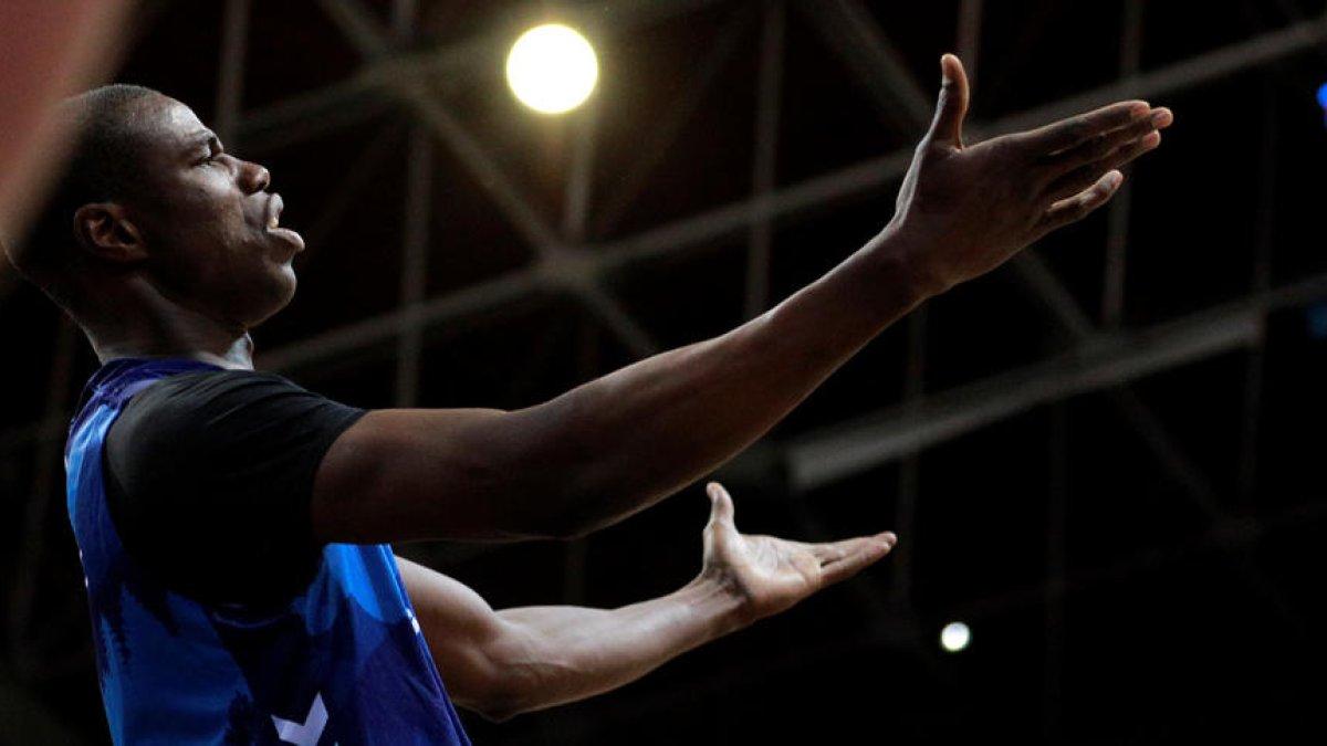 Moussa Diagne, en un duel al Poliesportiu.