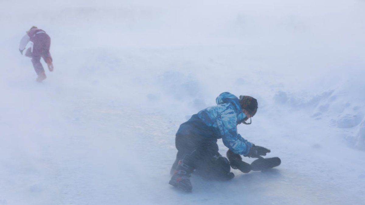 Dos esquiadors ahir al sector de Pal durant el temporal de vent.