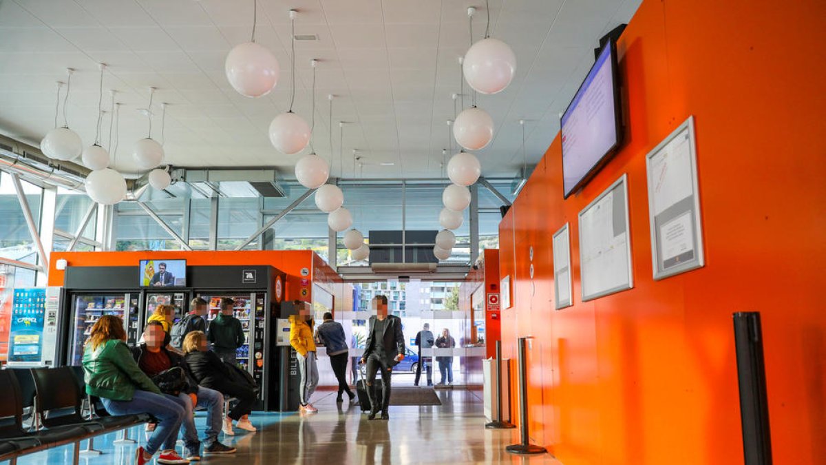 L'espai interior de l'estació d'autobusos destinada als usuaris.