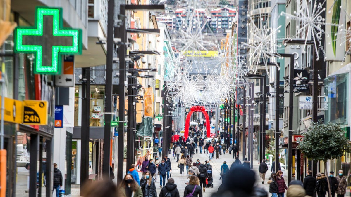 L'avinguda Meritxell pel pont de la Puríssima.
