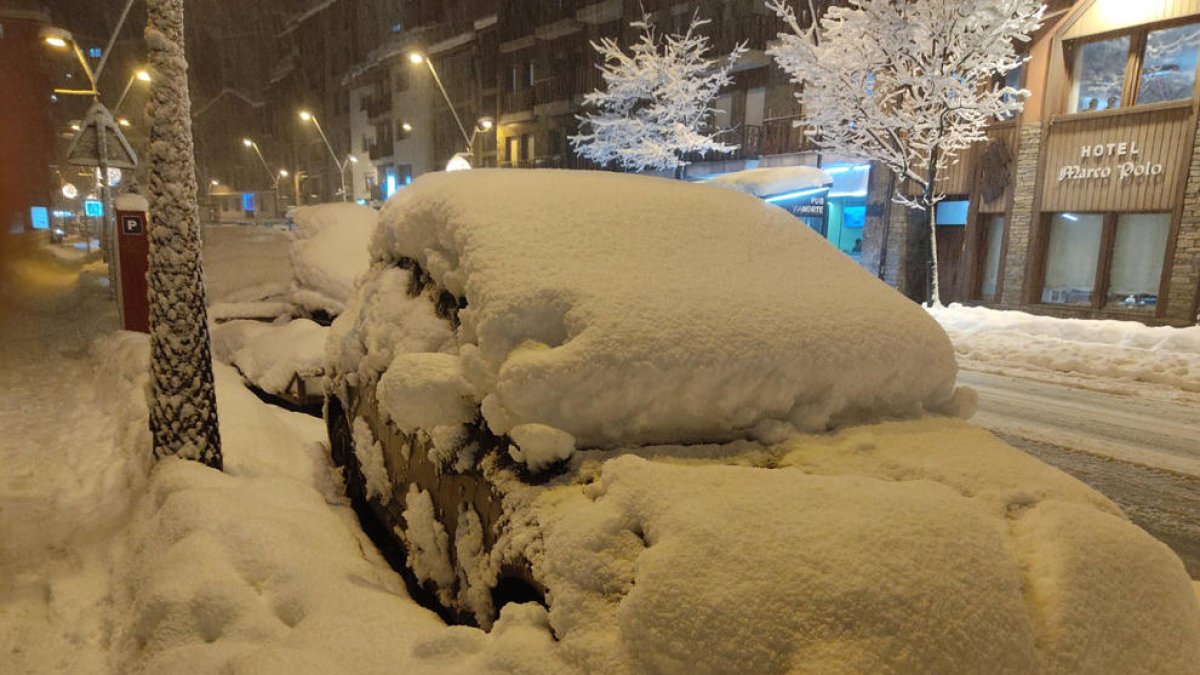 Cotxes plens de neu a la Massana divendres passat.