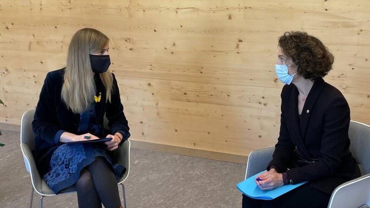 Maria Ubach durant la trobada amb Victòria Alsina