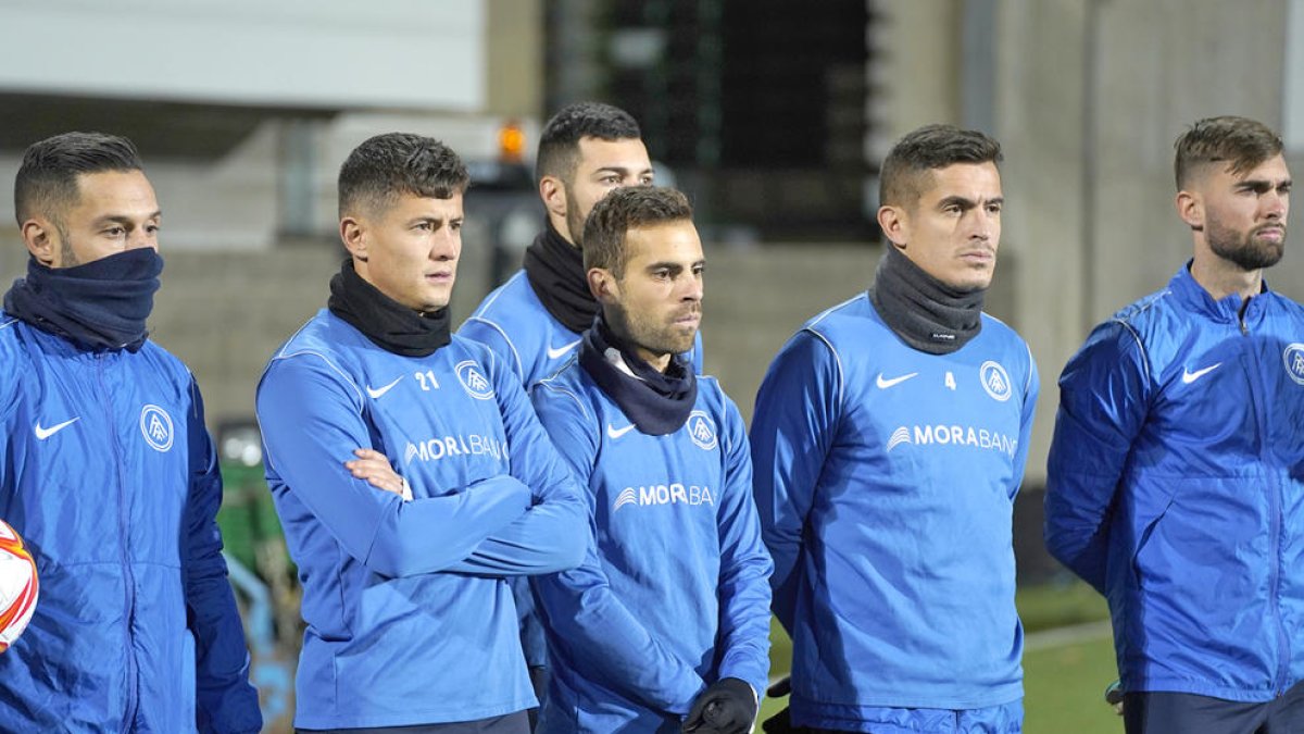 Els jugadors de l'FC Andorra, ahir durant la xerrada del tècnic, Eder Sarabia, prèvia al darrer entrenament.