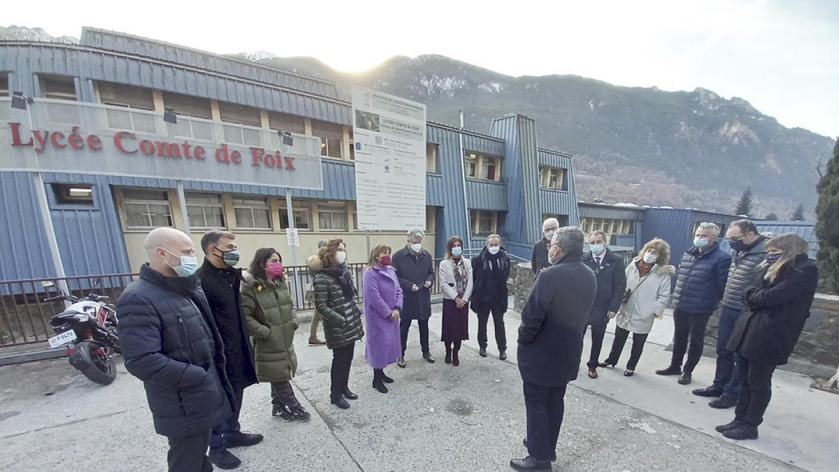 Assistents a la presentació de l'embrancament de l'escola.