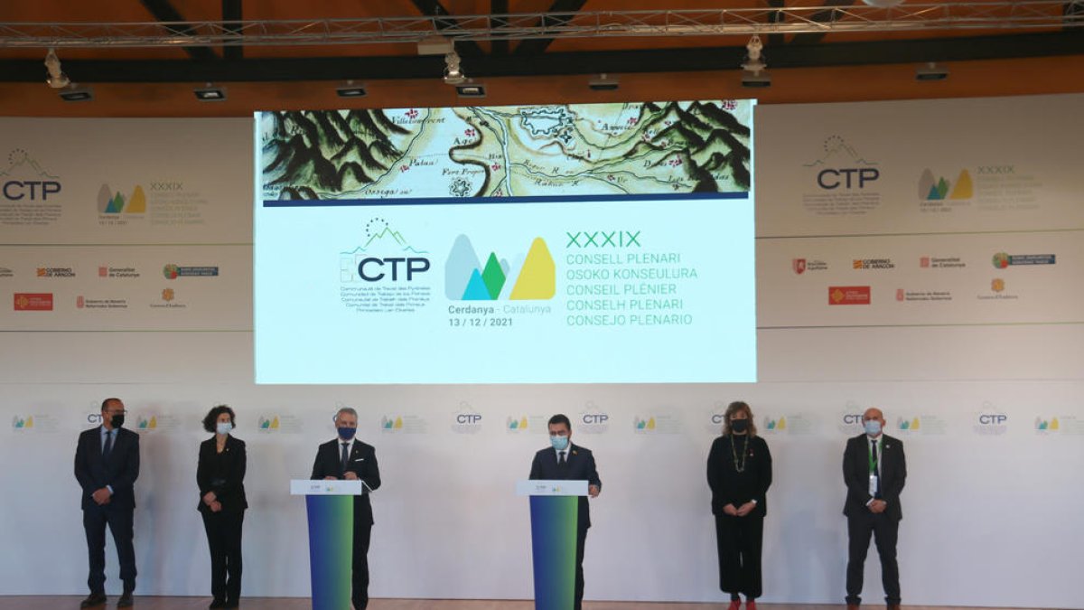 Els mandataris a la jornada celebrada a Alp, ahir.