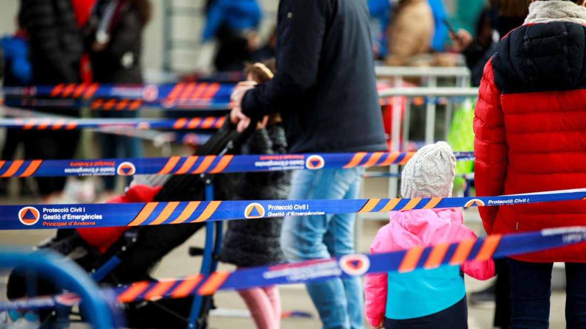 Menors a l'stoplab de la plaça de braus.