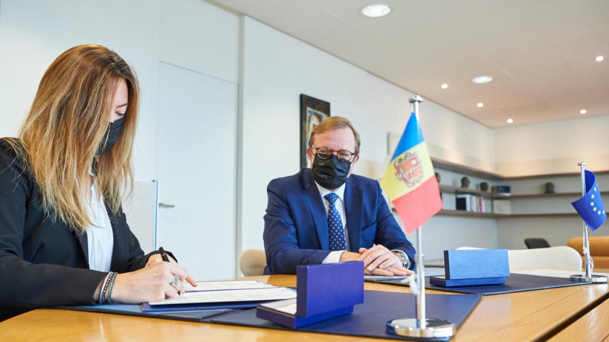 Helena Mas ha signat el document en presència del vicesecretari general Bjørn Berge