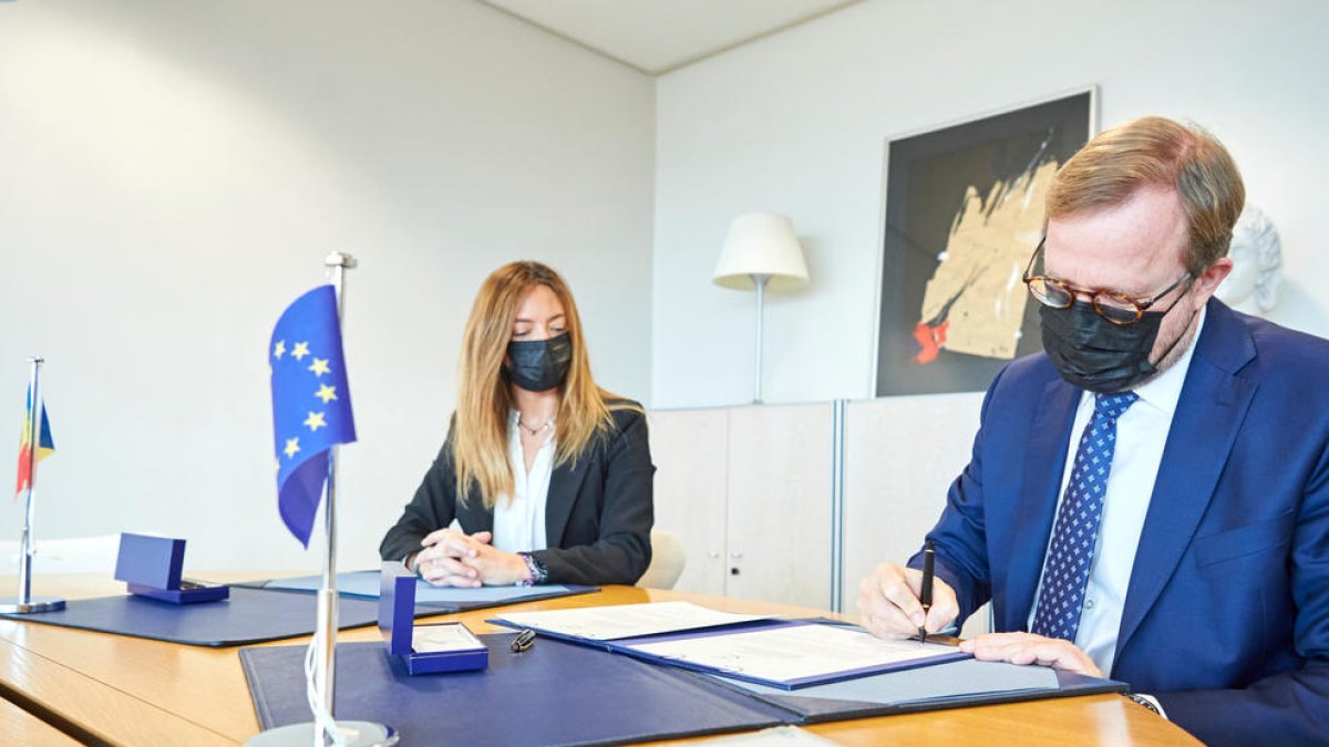 Helena Mas signant el conveni.