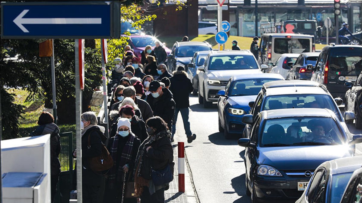 Llargues cues al centre de vacunació