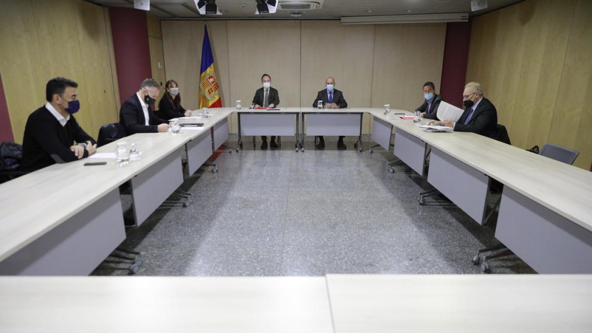 Les autoritats durant la reunió d'aquest matí