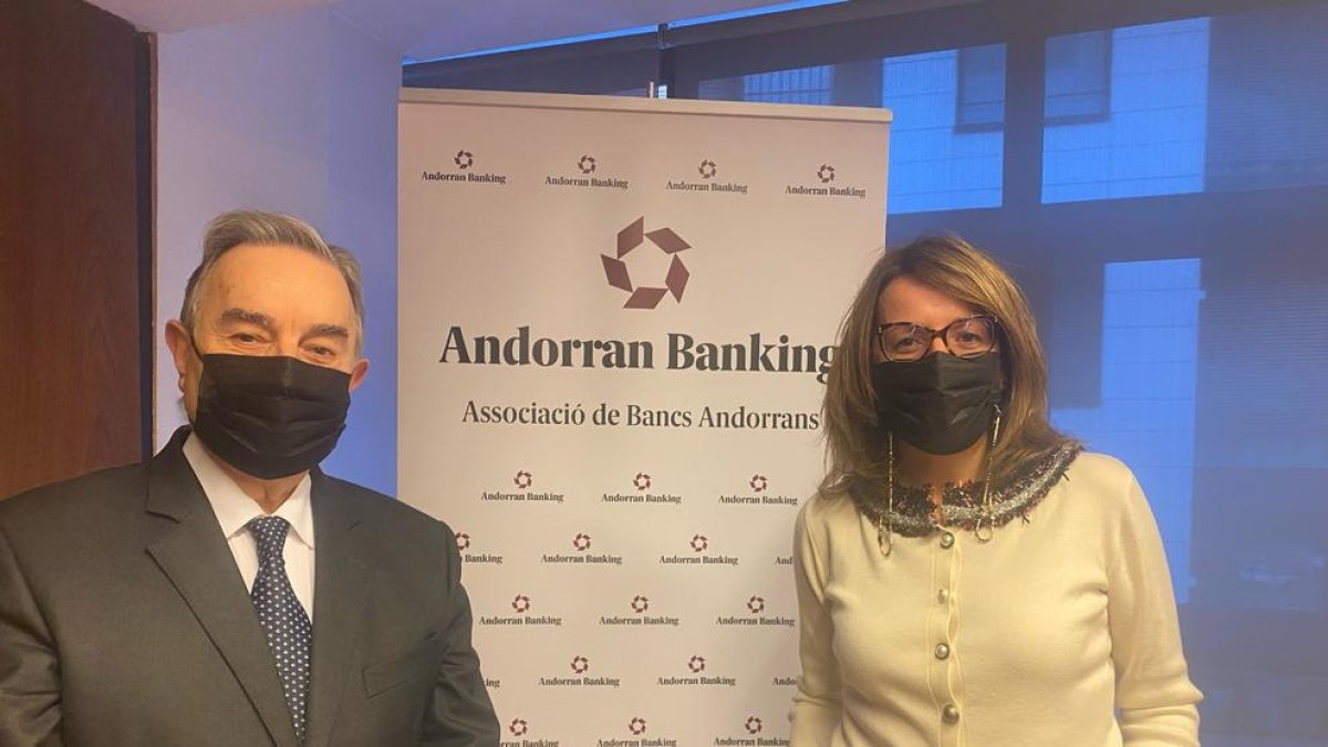 Amadeu Rocamora i Esther Puigcercós durant la donació