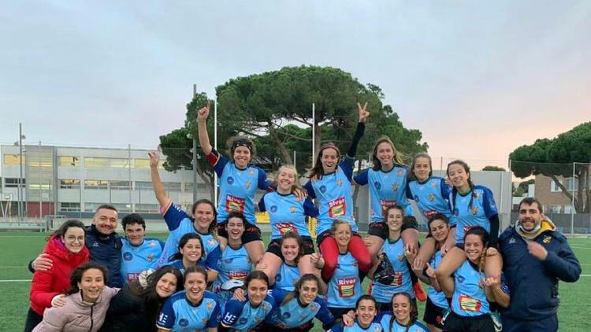 L'equip femení del VPC celebrant la darrera victòria a la lliga, al camp del Cornellà.