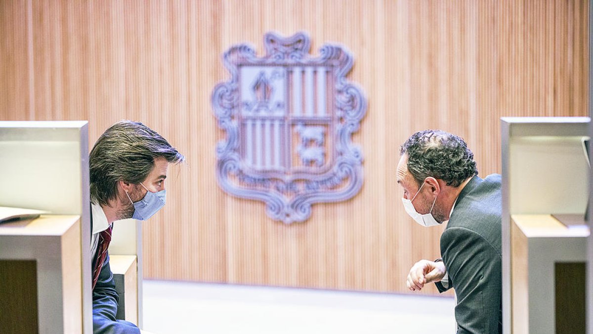 Carles Enseñat i Xavier Espot conversant a l'hemicicle.
