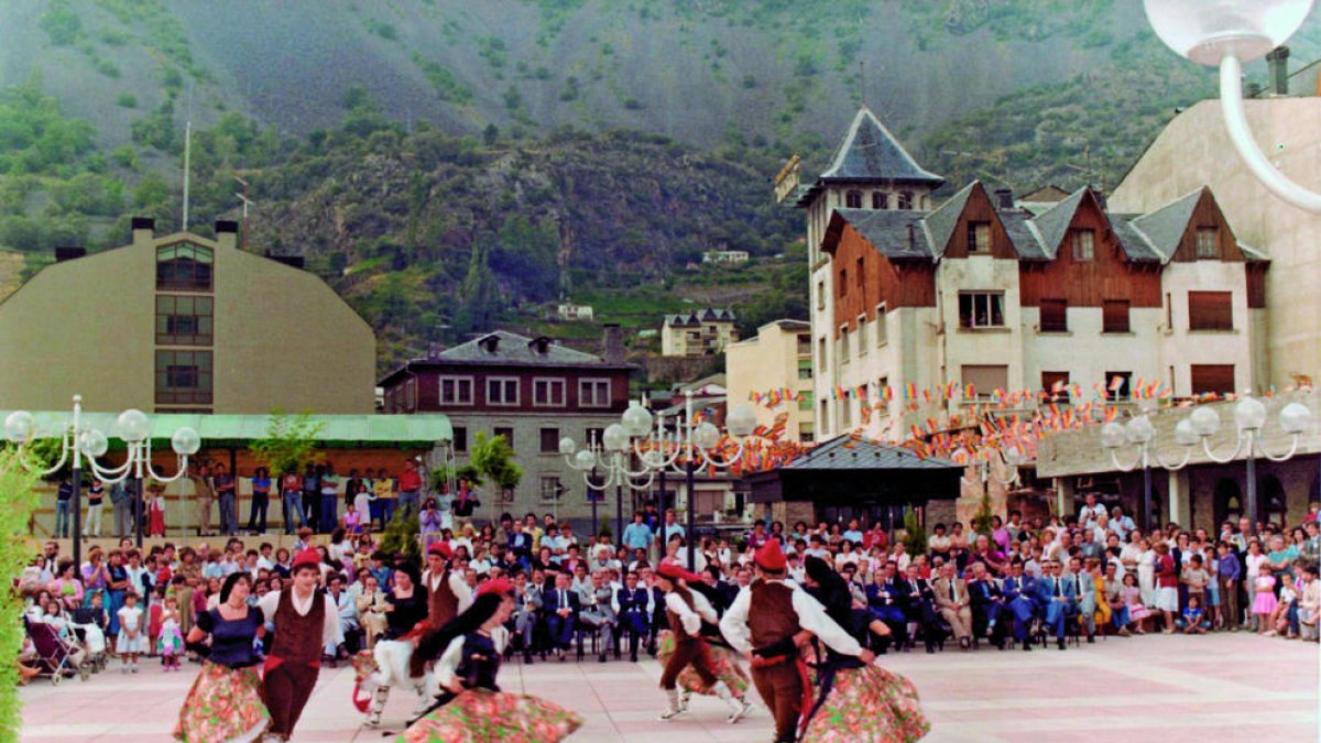 Primera actuació de l'Esbart d'Andorra la Vella el 1982 a la plaça del Poble