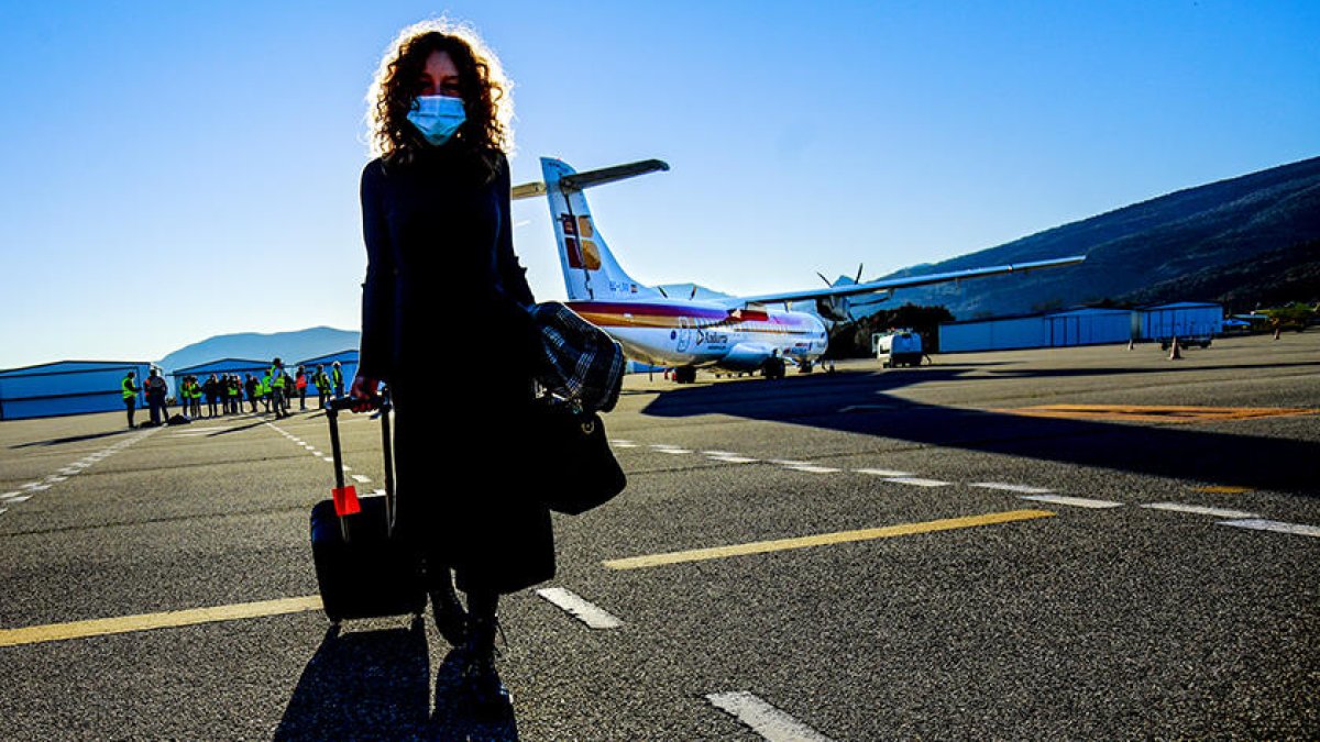 Una de les passatgeres del primer vol d'Air Nostrum entre Madrid i l'aeroport d'Andorra-la Seu.