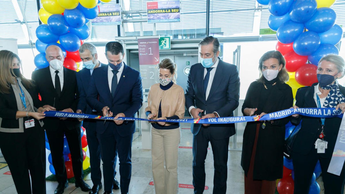 Gallardo i Sánchez tallant la cinta inaugural.