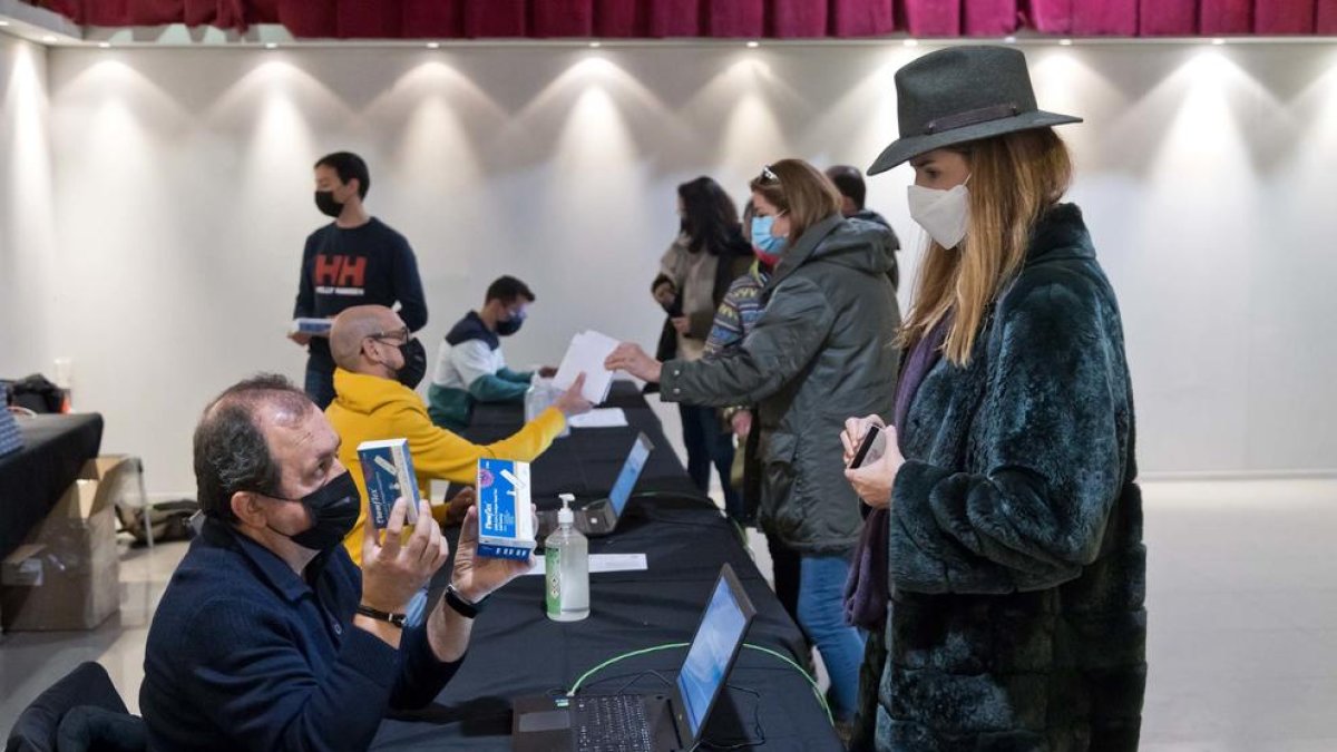 El repartiment dels test a la Sala de la Closeta per als residents de La Massana
