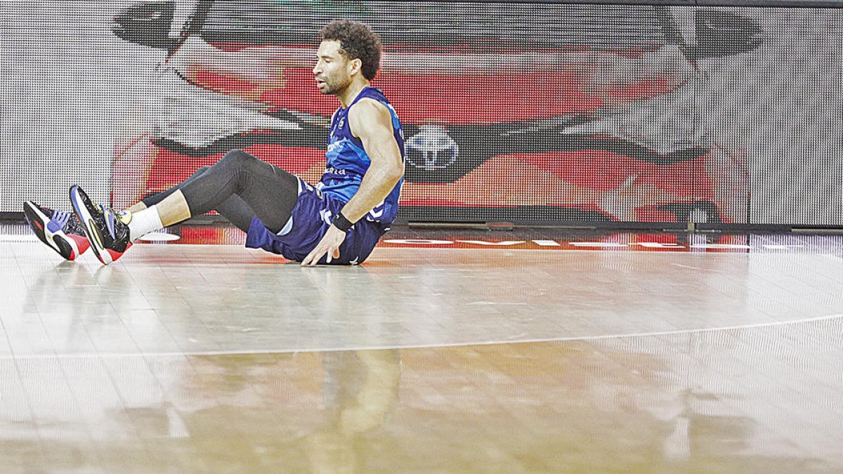 Drew Crawford, a terra, en una acció del partit d'ahir al Poliesportiu.
