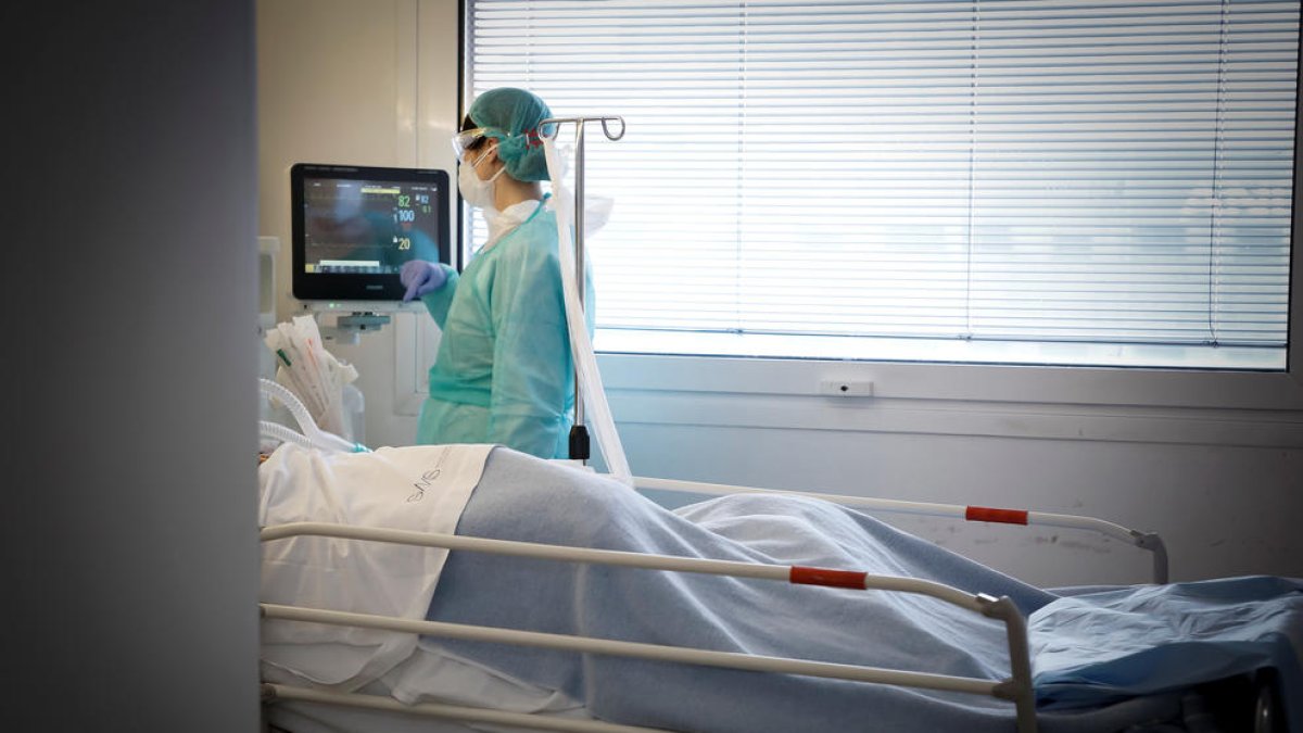 Un pacient a l'UCI de l'hospital de Meritxell.