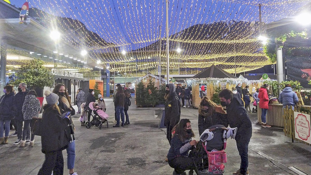 Visitants del poblet de Nadal, ahir.