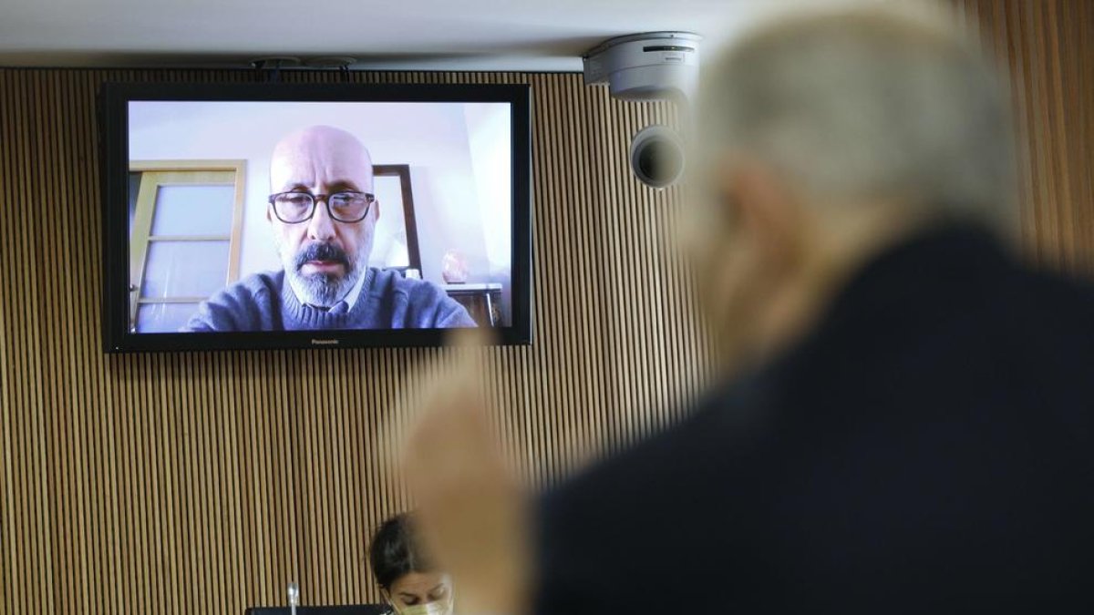 Benazet en la compareixença des de casa