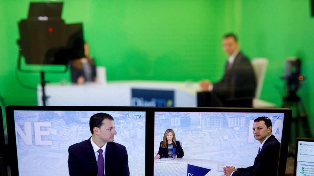 El ministre Jordi Gallardo durant l'entrevista al plató de Diari TV.