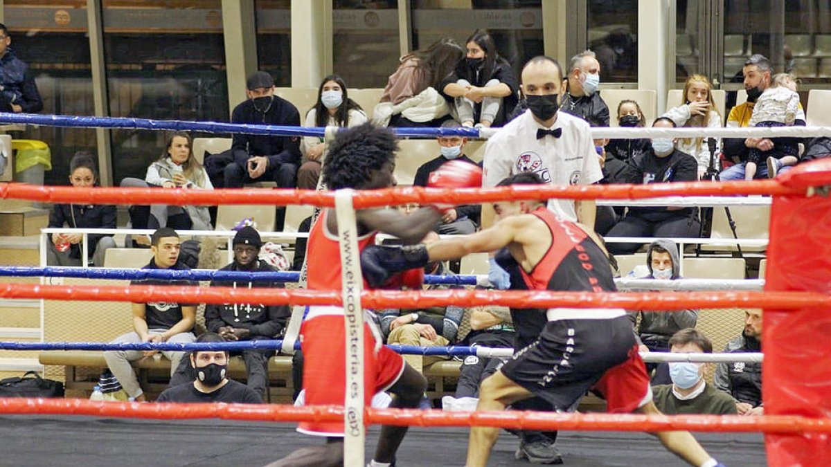 Un dels combats del torneig celebrat diumenge.