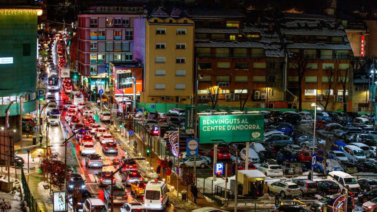 Densitat de vehicles al carrer de la Unió i als aparcaments adjacents pel darrer pont.