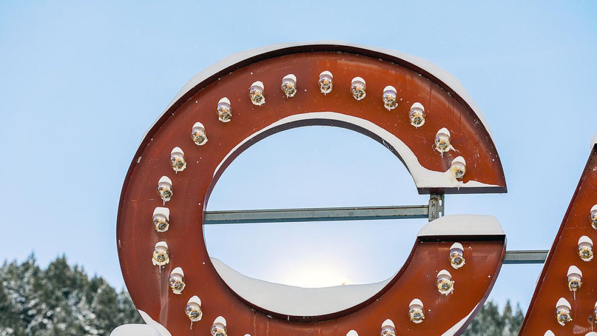 Neu en una decoració lluminosa de Nadal.