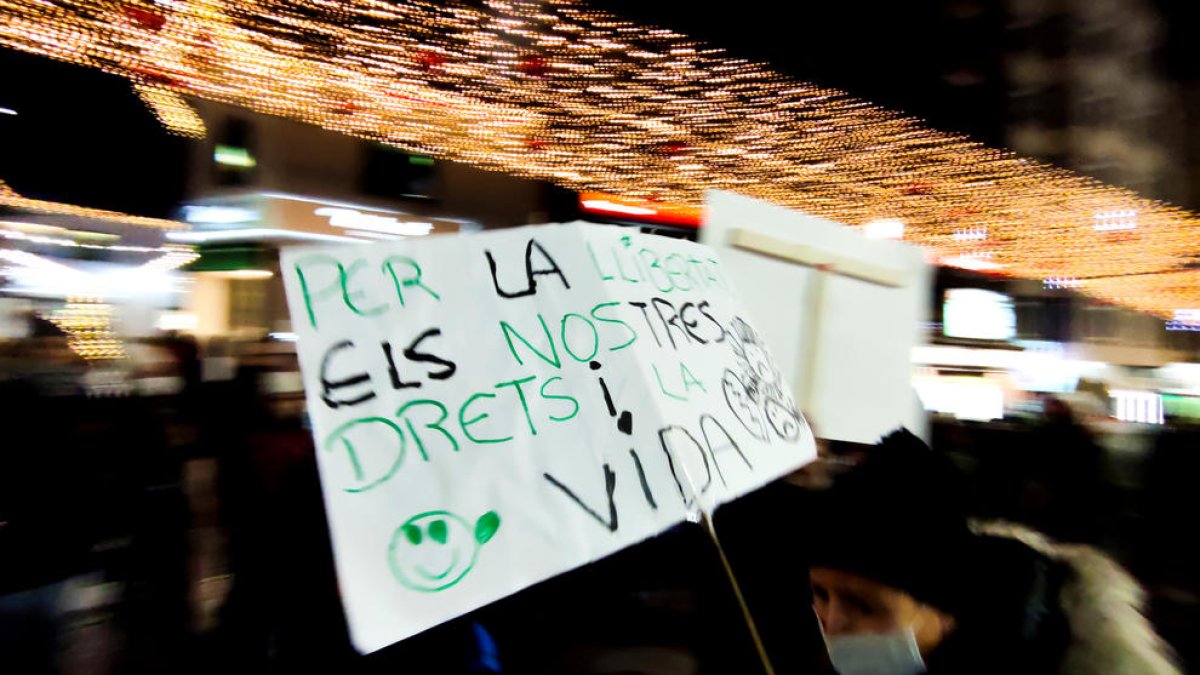 Un cartell de la manifestació contrària al passaport covid.