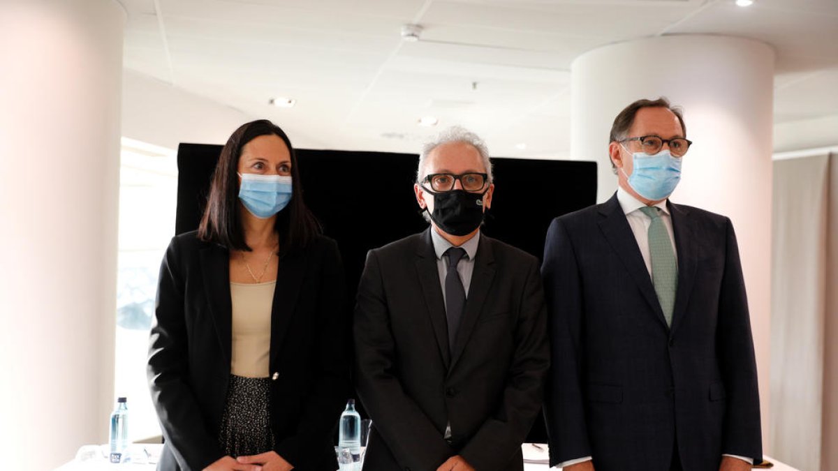 Els cònsols de Canillo i la Massana i el director general de Crèdit Andorrà, Xavier Cornella.