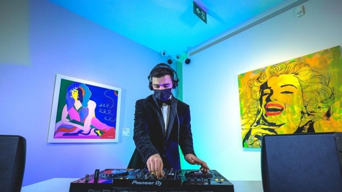 Un dels DJ durant l'enregistrament