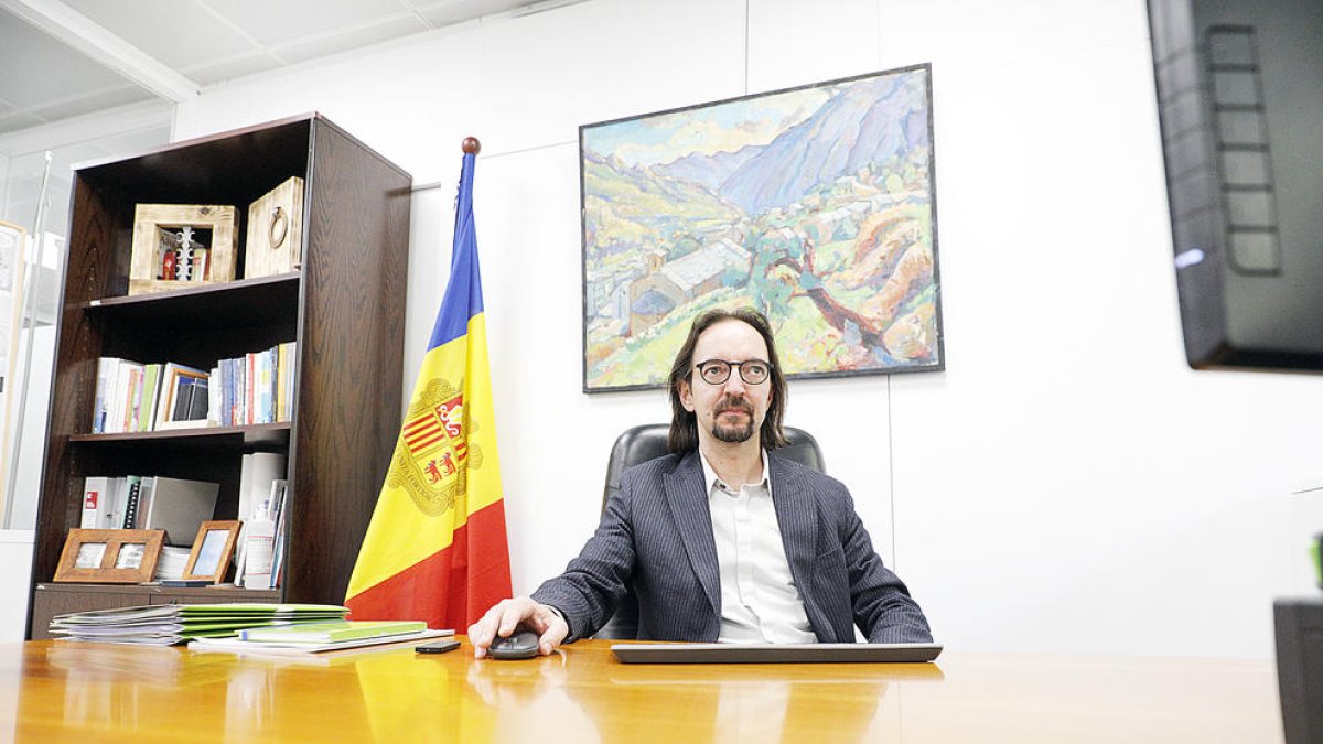 El secretari d'Estat d'Afers Exteriors, Landry Riba, al seu despatx.
