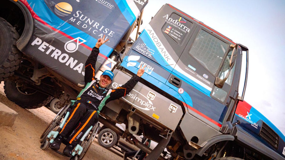 Albert Llovera, amb el camió Iveco que conduirà al Ral·li Dakar.