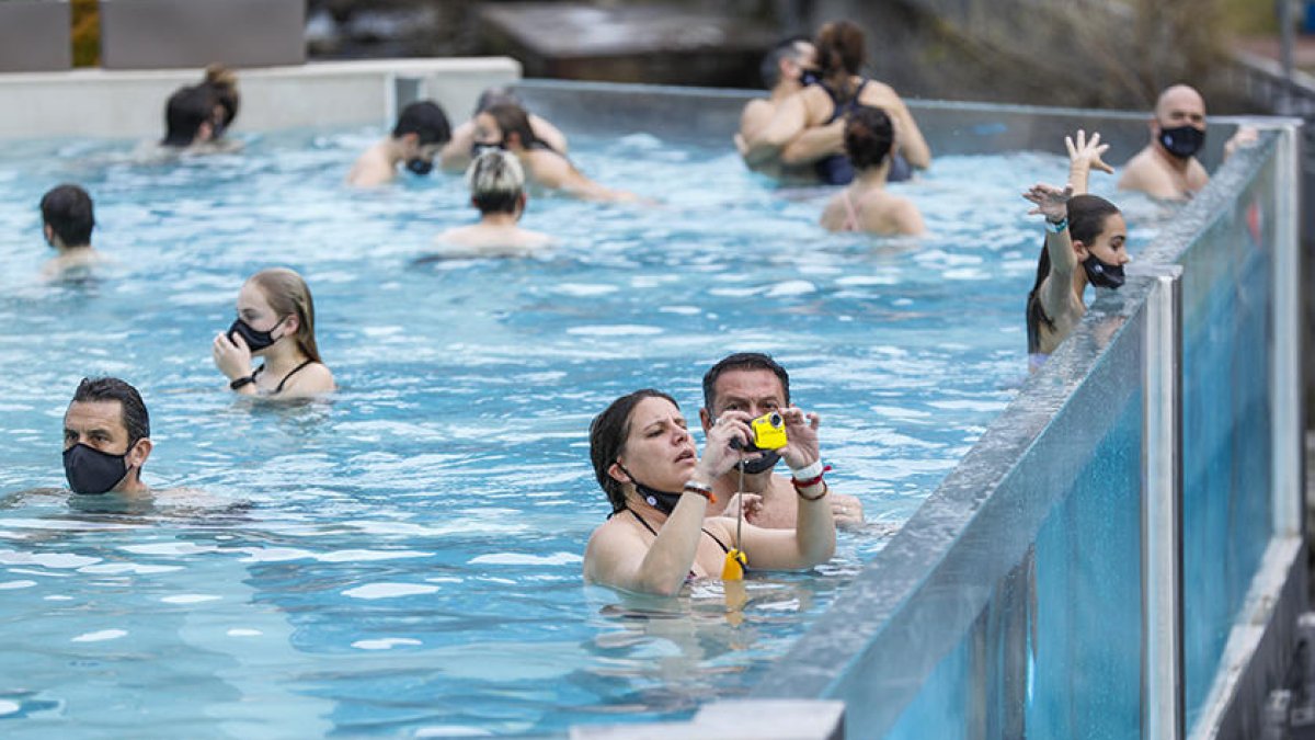 Turistes a la piscina exterior de Caldea.