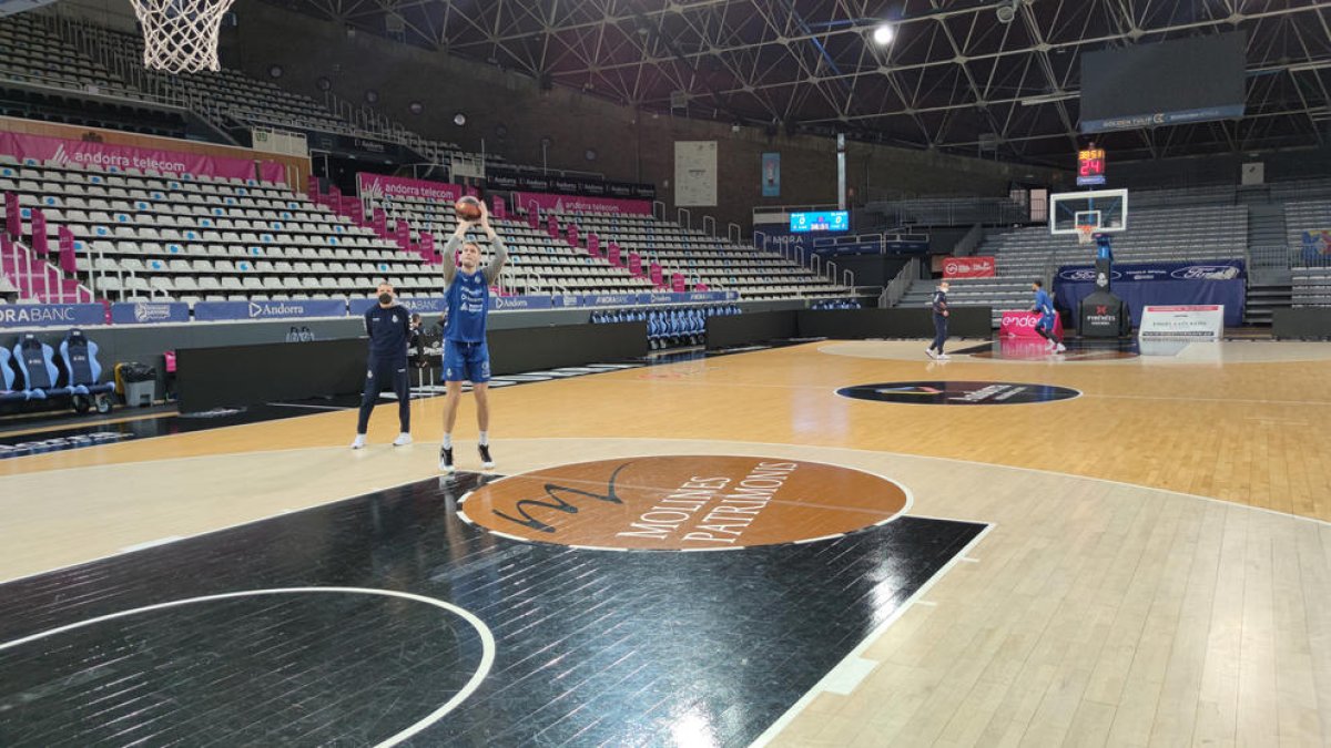 Conor Morgan i Clevin Hannah entrenant ahir al Poliesportiu de manera individual.